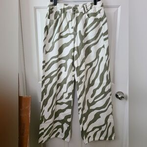 SZ L (8/10) Olive and White wide leg Jeans Never worn